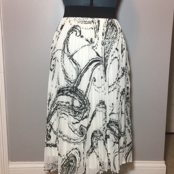 Lane Bryant Dresses & Skirts - Lane Bryant black & white pleated plus size skirt